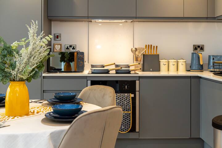 Stylish City Centre | 2BR Urban Retreat gallery image 3
