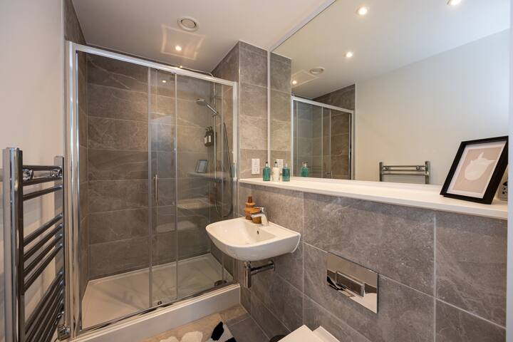 Pet friendly 2BR near Piccadilly | Asquare Letting gallery image 5