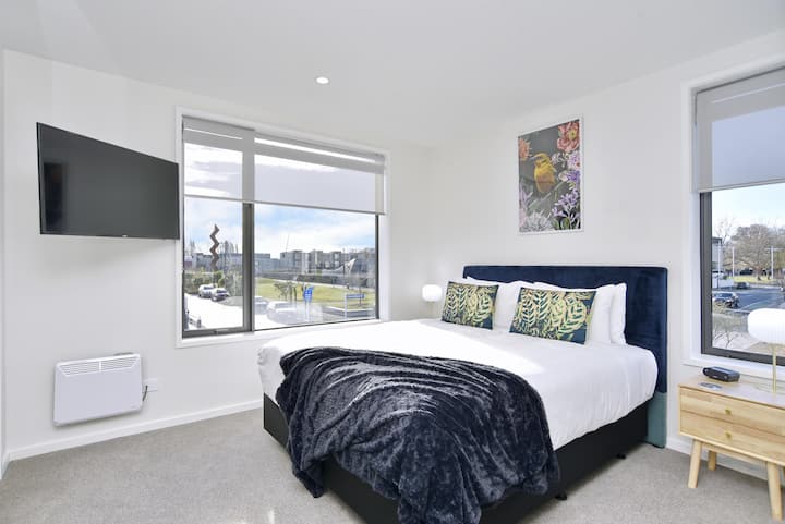 El dormitorio 1 tiene una cama tamaño king y un televisor.