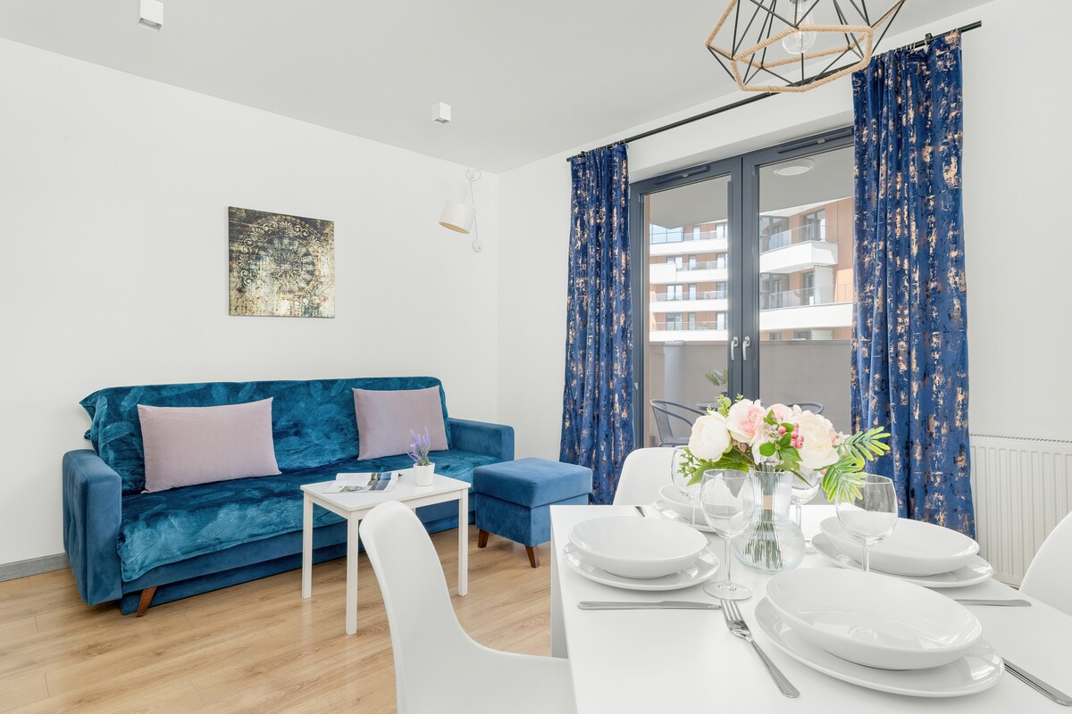 Просторна всекидневна с пълно оборудване. 