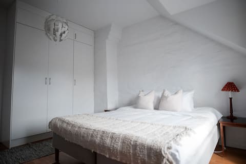 Top floor 3 bedroom apartment