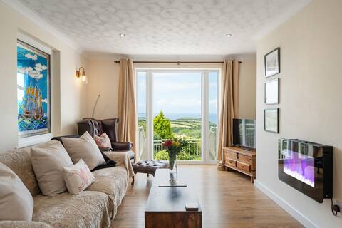 Peaceful Home, Sea Views, Private Parking