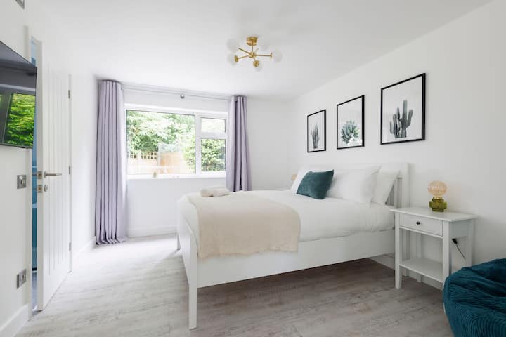 Chambre au rez-de-chaussée avec grand lit