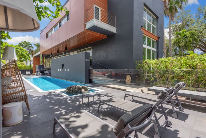 Miami Getaway Villa - Miami, FL