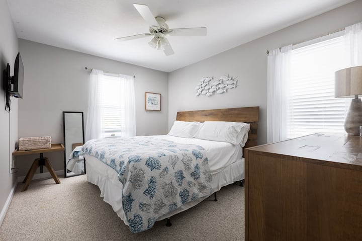 Soba s bračnim krevetom (King) na srednjem katu s poluprivatnom kupaonicom u sobi i TV-om