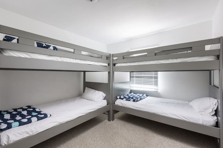 Soba s krevetom na kat i vlastitom kupaonicom, dvostrukim krevetom i TV-om