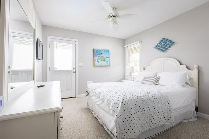 Soba na srednjem katu s bračnim krevetom (širine 150 – 179 cm), spojenom kupaonicom i TV-om