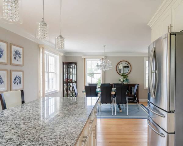 Family-Friendly 4BR, Near Newport, Walk to Beach gallery image 4