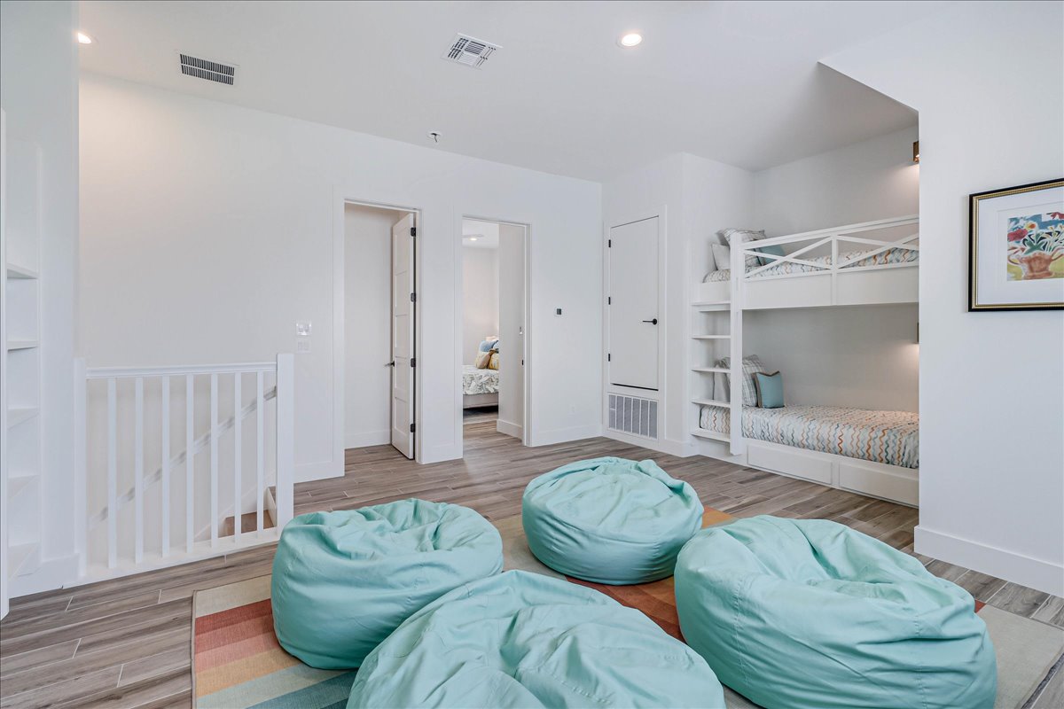 شقة علوية بطابقين، الطابق الثالث. 