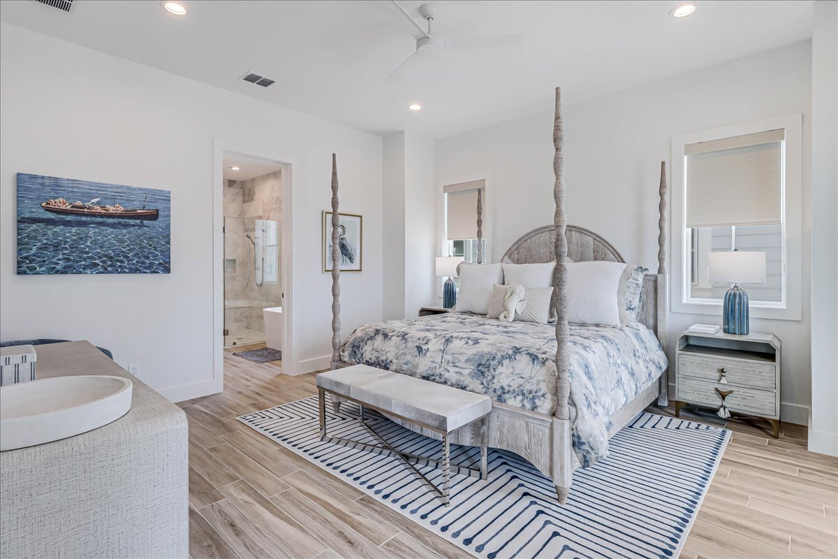 جناح أساسي يضم سرير كينج، الطابق الثاني. 