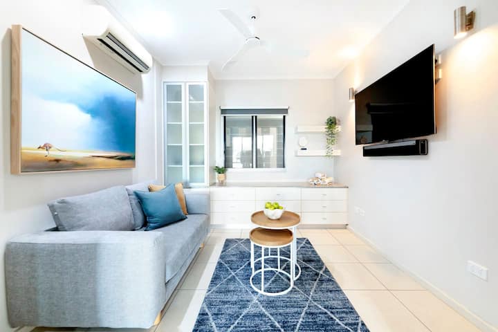 Druhý obývací priestor poskytuje samostatnú salónik, kde si môžete vychutnať svoje predstavenia s pohodlnou pohovkou pred nástenným televízorom.