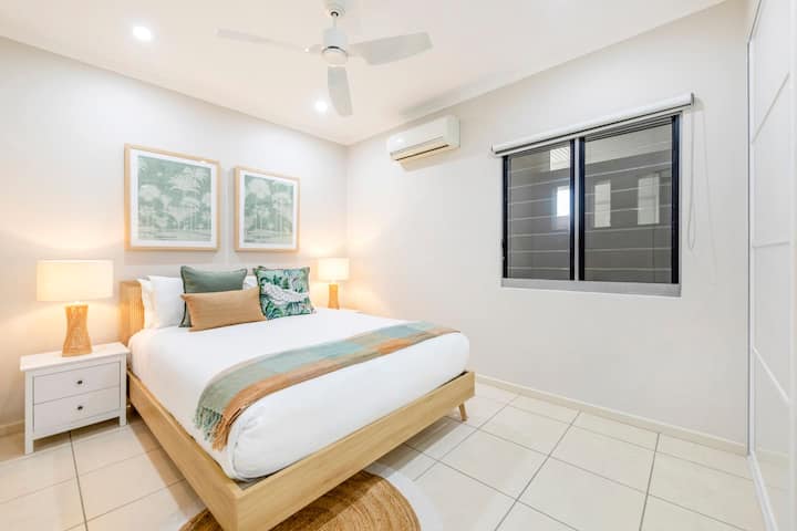 Svetlá a vzdušná druhá spálňa má manželskú posteľ s oboma spálňami vrátane klimatizácie s rozdeleným systémom a stropnými ventilátormi.  
