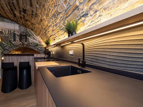 Anuncio de Airbnb popular: Luxe Winery |Garden|Bathtub|BBQ| Unique Views en Huesca