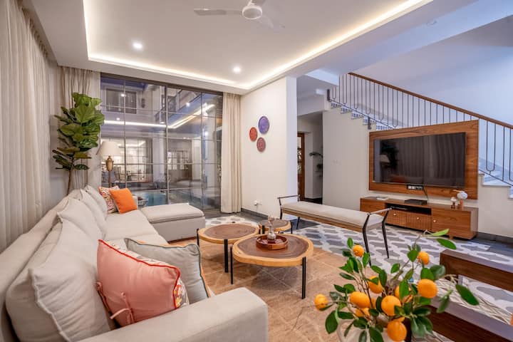 Interior: Lounge