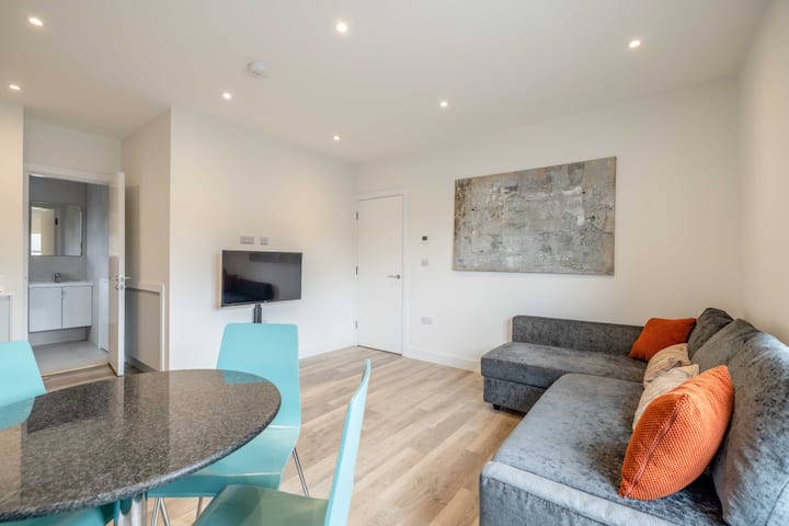 Spacious 2-bed Flat In Windsor With Parking - Slough
