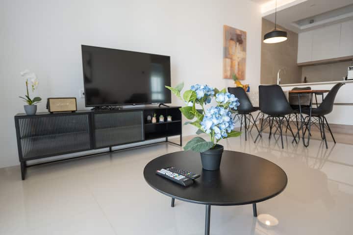 Helgafell Superior Penthouse | Luxe Rooftop & Pool - La Marina