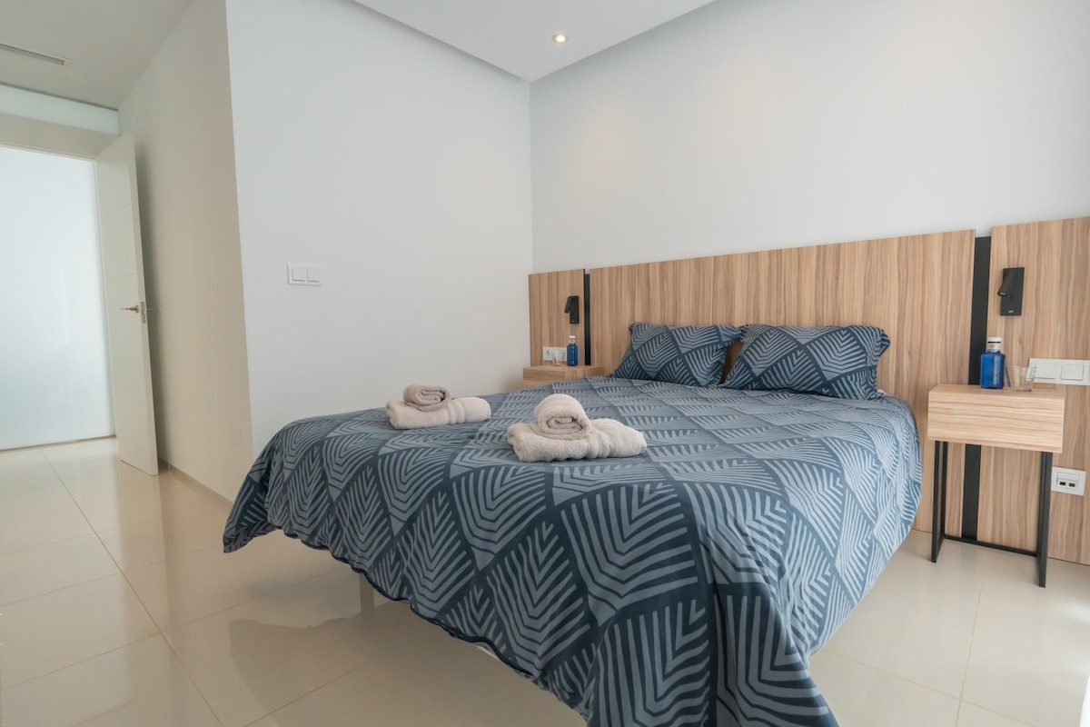 Camera da letto principale con armadio e bagno privato