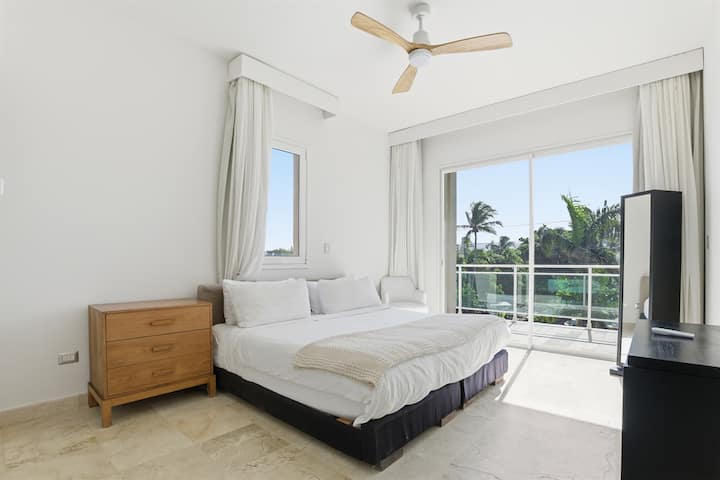 მშვიდი და ნათელი საძინებელი, რომელიც განკუთვნილია სანაპიროზე გატარებული ხანგრძლივი დღეების შემდეგ დასასვენებლად.