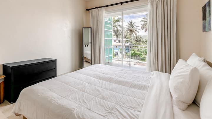 Paraíso entregue: conforto à beira-mar, comodidades modernas e localização imbatível.