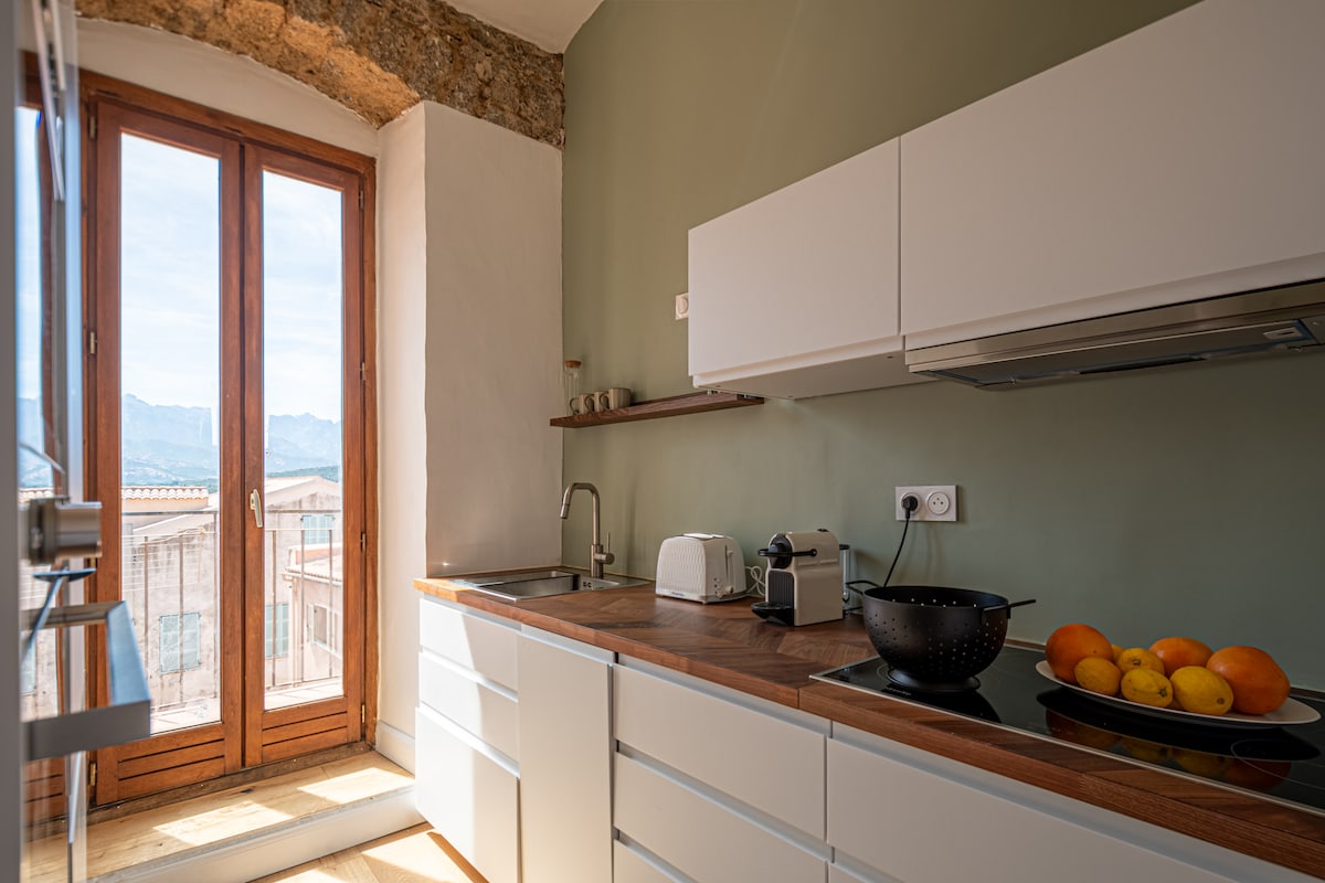 Popular Airbnb listing: Lume appart vue mer au coeur ville à deux pas in Calvi