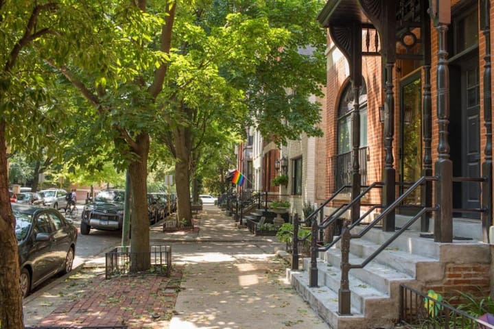 4 BR • Theater Room • Gym • Walk to Lincoln Park! gallery image 2