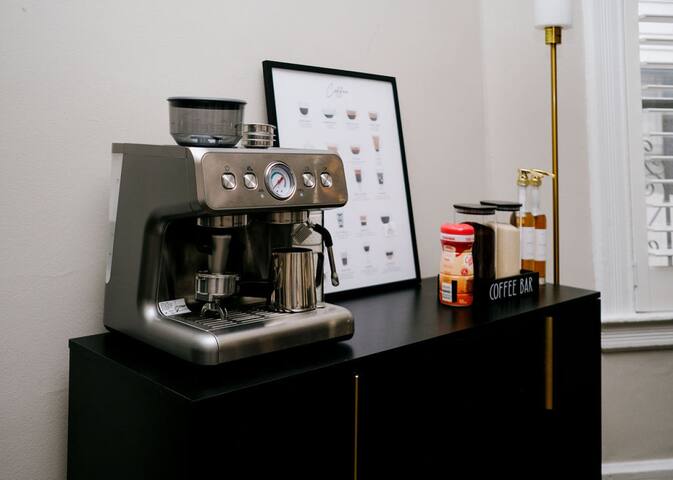 4 BR • Theater Room • Gym • Walk to Lincoln Park! gallery image 5