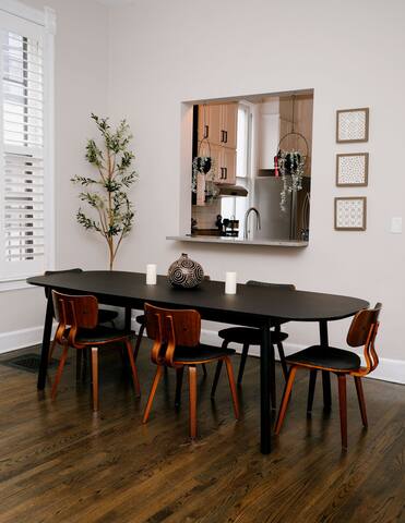 4 BR • Theater Room • Gym • Walk to Lincoln Park! gallery image 4