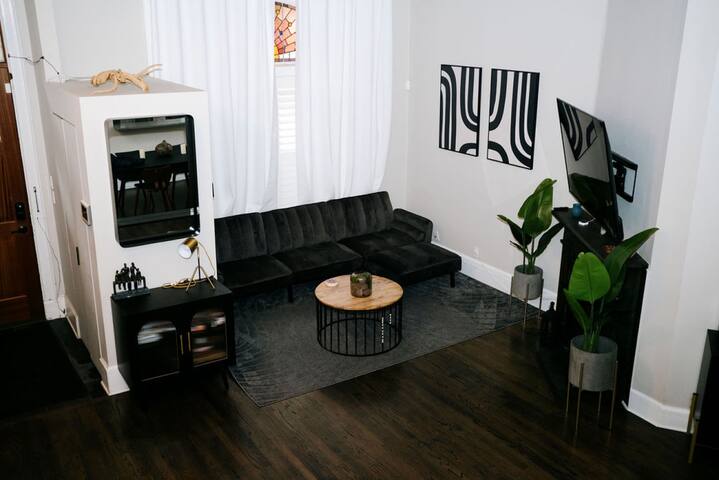 4 BR • Theater Room • Gym • Walk to Lincoln Park! gallery image 3