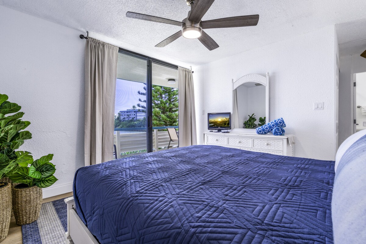 חדר השינה הראשי עם מיטת קווין סייז וגישה למרפסת!