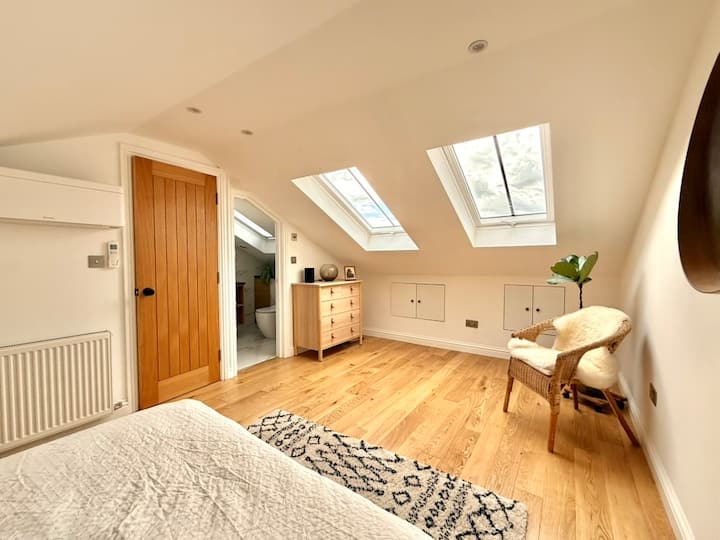 غرفة النوم رقم 2: مع سرير كبير ومكيف هواء وحمام داخلي