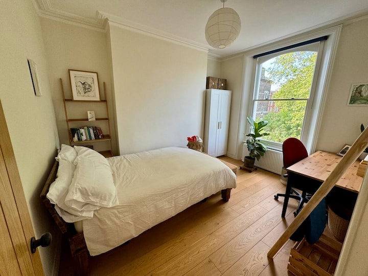 غرفة النوم رقم 1: مرتبة إيف ميموري فوم، جهاز دايسون لتنقية الهواء، ستائر تعتيم وزاوية مكتب. 