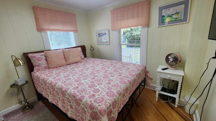 Camera da letto matrimoniale con TV, primo piano