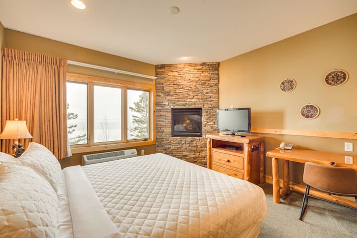 Suite 2 con dormitorio frente al lago | TV inteligente con cable | Chimenea de gas