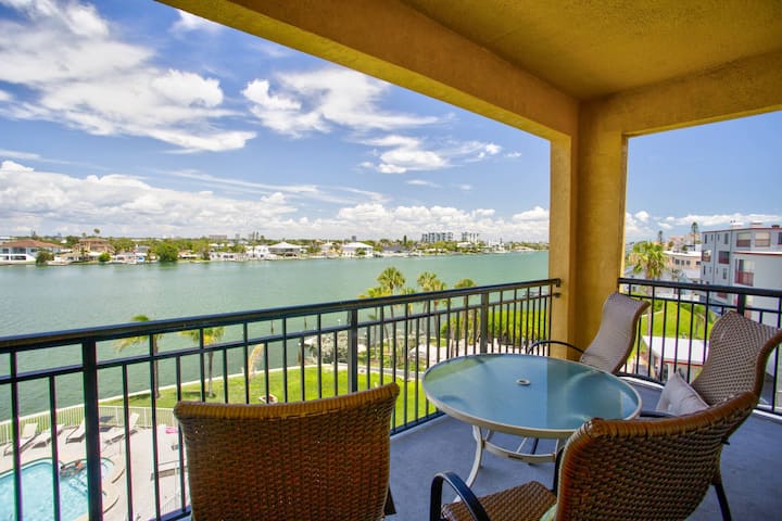 Great Location & Waterfront Views. Pool. Beach! - Treasure Island, FL
