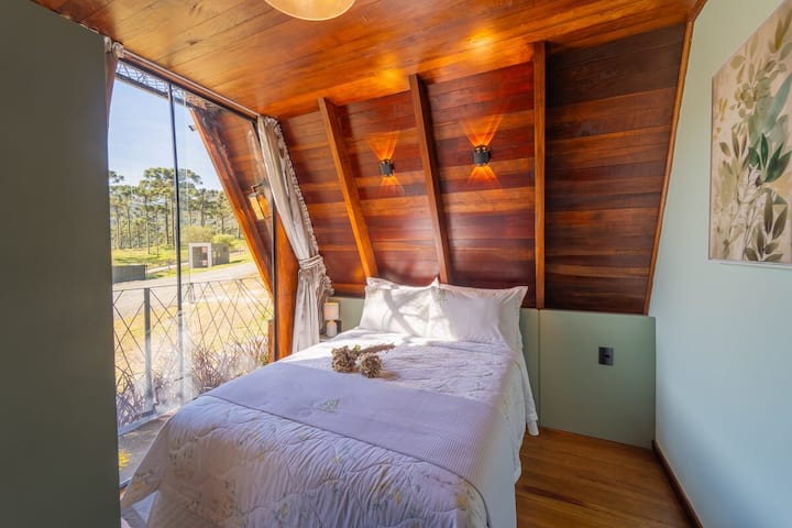 Quarto do primeiro andar dispõem de cama de casal, enxoval completo com itens da marca Trussardi. 
Ar condicionado 