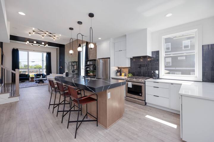 Elevate – Modern Luxury – Stunning City Views gallery image 3