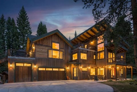 Modern Luxury•Hot Tub•Game Room•Heated Garage