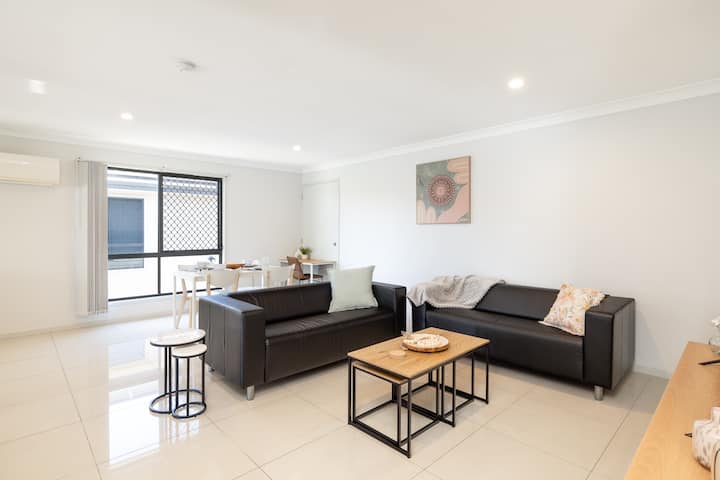 Private Rocklea 2br | Parking | Kitchen | 119d2 - Oxley