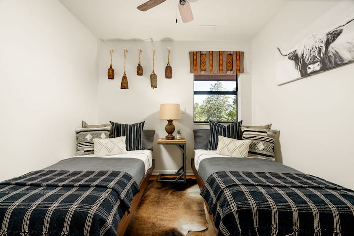 Quarto 3: Projetado com charme e versatilidade, este quarto oferece duas camas individuais com roupa de cama macia e toques ecléticos, ideais para crianças ou hóspedes adicionais.
