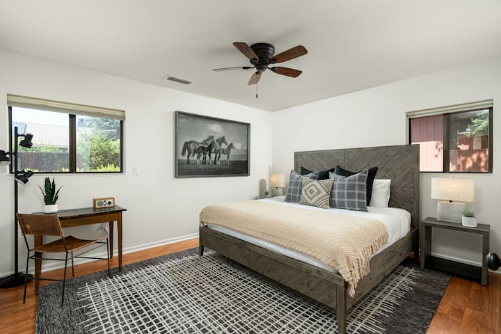 Quarto 2: elegantemente equipado com uma cama king size, este quarto inclui um espaço de trabalho dedicado e acesso a um banheiro completo compartilhado, perfeito para produtividade e relaxamento.