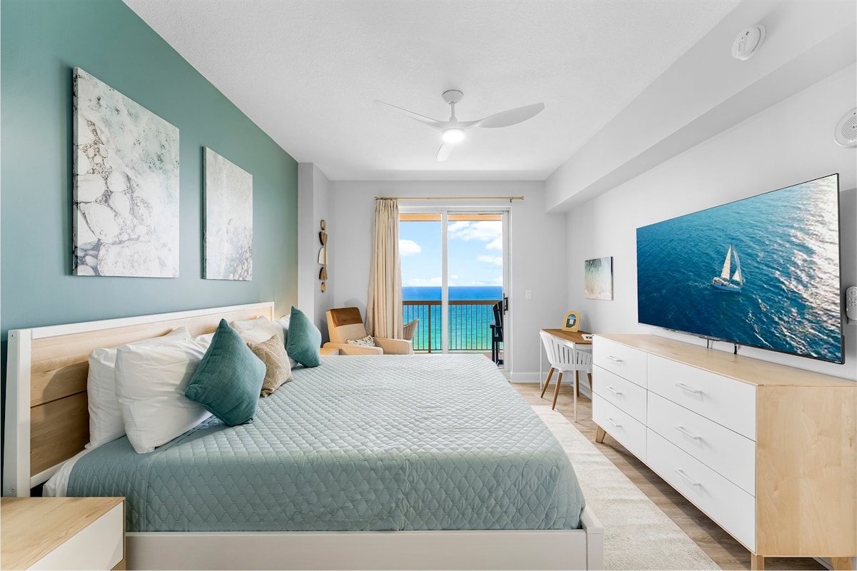 เตียงคิงไซส์ในห้องนอนใหญ่พร้อมทางเข้าระเบียงและห้องน้ำใหญ่เต็มรูปแบบ