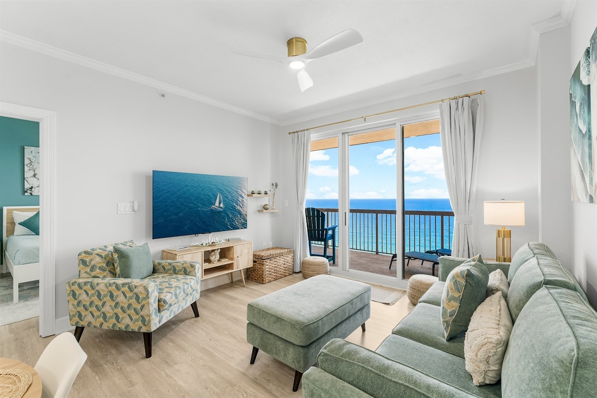 ห้องนั่งเล่นพร้อมโซฟาปรับนอนขนาดควีนไซส์และสมาร์ททีวี