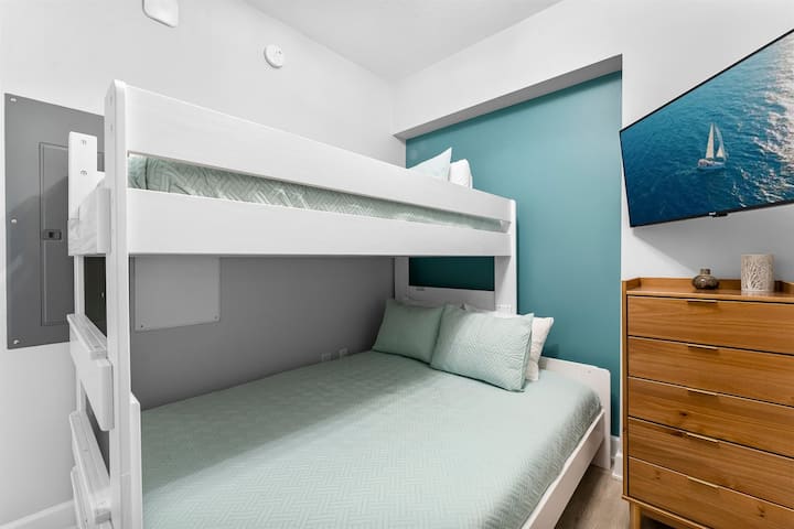 Soba za goste s dvostrukim krevetom XL iznad kreveta Queen Size na galeriji – praktičan raspored za parove s djetetom ili manje obitelji. Prostor za odlaganje odjeće, pametni TV i klizna vrata za privatnost!