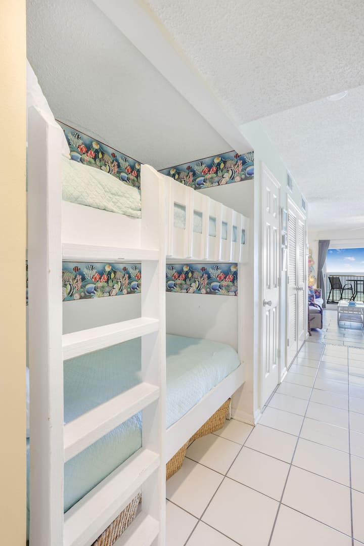 Dve vstavané poschodové postele na chodbe