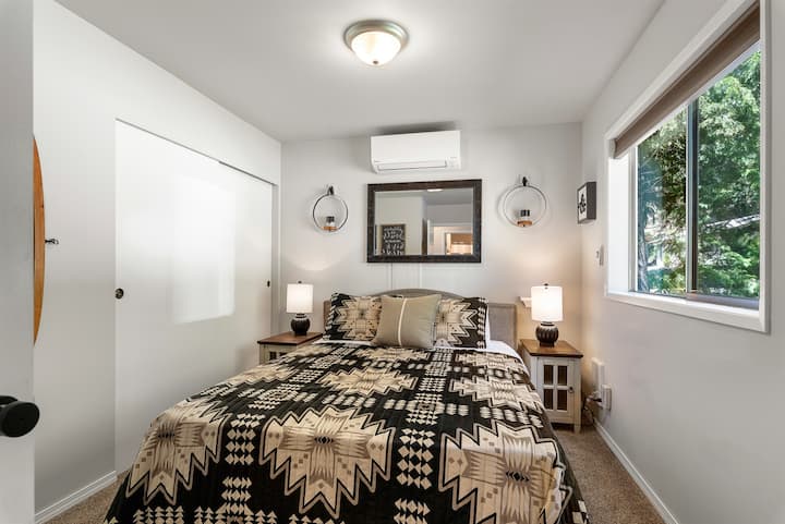 Dormitorio principal con cama tamaño queen en el nivel principal.