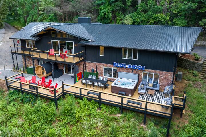 Biltmore Forest Retreat! Sauna Hot tub Game Rm gallery image 3