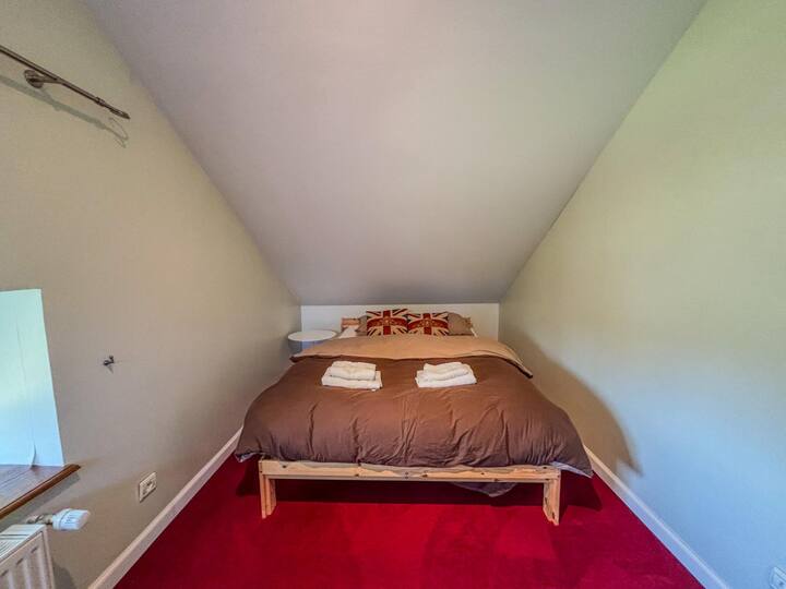 Единично легло в спалня 3