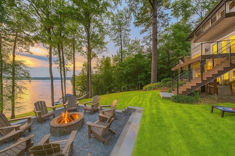 5BR Luxe Lakefront: Spa, Kayaks, Pickleball, Dock