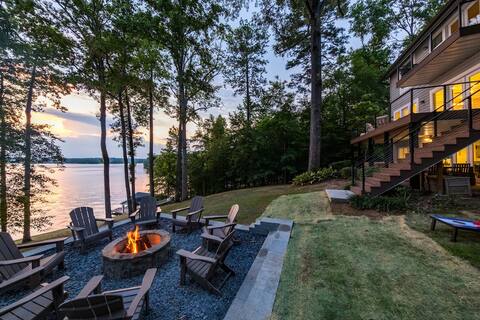 Luxe Lakefront: KingBR, Spa, Firepit, Kayaks/Games