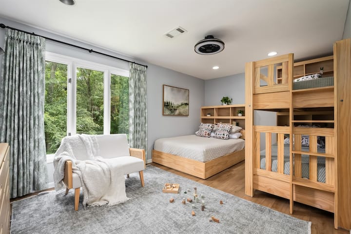 Queen Bed და ორი ორადგილიანი XL ბუნკერი